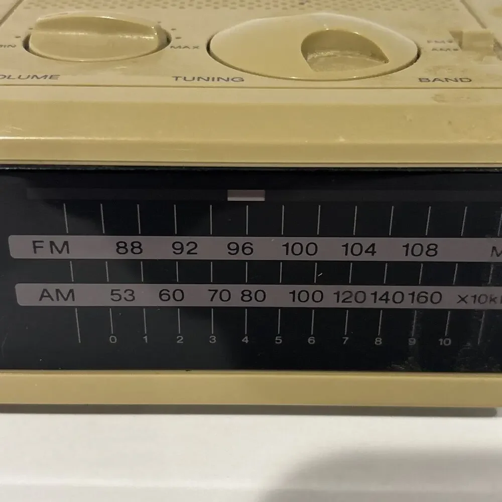 Vintage Sony Dream Machine Digital Alarm Clock Radio FM/AM Beige 1980s ICF-C2W